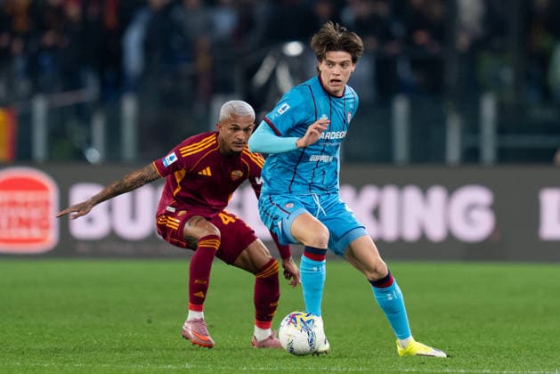 AS Roma v Cagliari Calcio - Serie A Enilive Marco Palestra of Cagliari Calcio and Wesley of AS Roma compete for the ball during the serie Serie A Enilive match between AS Roma and Cagliari Calcio at Stadio Olimpico on Febraury 9, 2026 in Rome, Italy Roma Stadio Olimpico Lazio Italy Copyright: xGiuseppexMaffiax SerieA_Roma-Cagliari_0902202608949