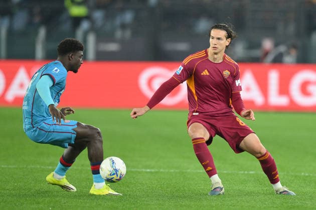 Daniele Ghilardi of AS Roma under pressure from Michel Ndary Adopo of Cagliari Calcio during the match of 24th day of the Serie A Championship between A.S.Roma and Cagliari at the Olimpico Stadium on Feb 9, 2026 in Rome, Italy. during AS Roma vs Cagliari Calcio, Italian soccer Serie A match in Rome, Italy, February 09 2026  Copyright: xRobertoxRamaccia IPAxSportx xipa-agency.netx xx IPA_71196158 IPA_Agency_IPA71196158