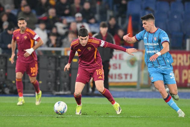 Matias Soule of AS Roma under pressure from Adam Obert of Cagliari Calcio during the match of 24th day of the Serie A Championship between A.S.Roma and Cagliari at the Olimpico Stadium on Feb 9, 2026 in Rome, Italy. during AS Roma vs Cagliari Calcio, Italian soccer Serie A match in Rome, Italy, February 09 2026  Copyright: xRobertoxRamaccia IPAxSportx xipa-agency.netx xx IPA_71196160 IPA_Agency_IPA71196160