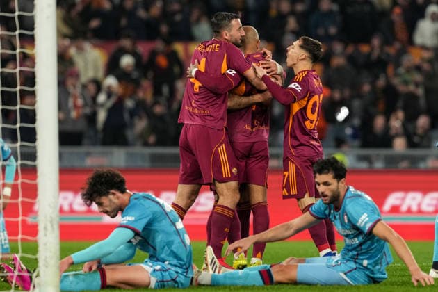 Donyell Malen of AS Roma celebrates with team mates after scoring the goal of 2-0 during the Serie A 2025 2026 football match between AS Roma and Cagliari Calcio at Stadio Olimpico in Rome (Italy), February 9, 2026. AntoniettaxBaldassarre