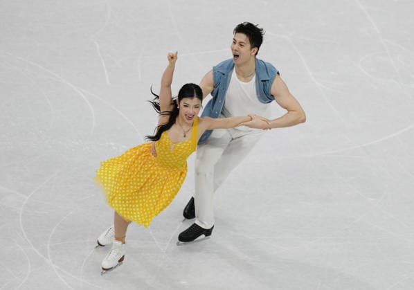 (260209) -- MILAN, Feb. 9, 2026 -- Wang Shiyue (L) Liu Xinyu of China compete during the rhythm dance of Figure skating, Eiskunstlauf ice dance competition at the Milan-Cortina 2026 Olympic Winter games, Winterspiele,Spiele, Summer games in Milan, Italy, Feb. 9, 2026. ) (MICO2026)ITALY-MILAN-OLYMPIC WINTER GAMES-FIGURE SKATING-ICE DANCE-RHYTHM DANCE XuexYuge 