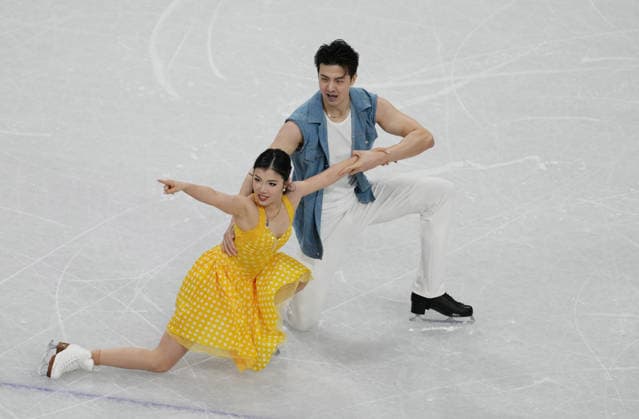(260209) -- MILAN, Feb. 9, 2026 -- Wang Shiyue (L) Liu Xinyu of China compete during the rhythm dance of Figure skating, Eiskunstlauf ice dance competition at the Milan-Cortina 2026 Olympic Winter games, Winterspiele,Spiele, Summer games in Milan, Italy, Feb. 9, 2026. ) (MICO2026)ITALY-MILAN-OLYMPIC WINTER GAMES-FIGURE SKATING-ICE DANCE-RHYTHM DANCE XuexYuge 