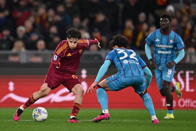 AS Roma v Cagliari Calcio - Serie A Niccolo Pisilli of A.S. Roma and Ze Pedro of Cagliari Calcio are in action during the 24th day of the Serie A Championship between A.S. Roma and Cagliari Calcio at the Olympic Stadium in Rome, Italy, on February 9, 2026. Rome Italy Italy  Copyright: xDomenicoxCippitellix originalFilename:cippitelli-asromaca260209_npOK8.jpg