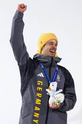Predazzo, Italien 09. Februar 2026: Skispringen Einzel Normalschanze Männer - Olympia 2026 Im Bild: Philipp Raimund (GER) als Olympiasieger mit der Goldmedaille. Ski jumping, Skispringen, Ski, nordisch Stadium *** Predazzo, Italy 09 February 2026 Ski Jumping Individual Normal Hill Men Olympia 2026 In the picture Philipp Raimund GER as Olympic Champion with the gold medal Ski Jumping Stadium Copyright: xFotostandx xHettichx