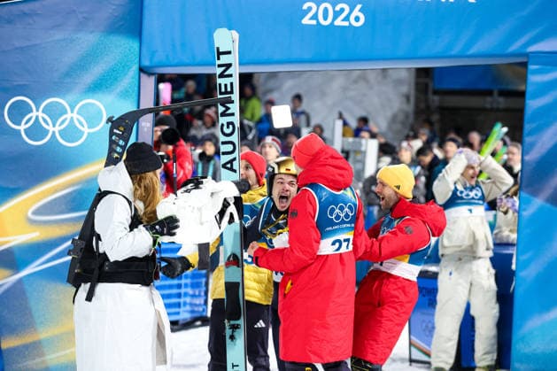 Predazzo, Italien 09. Februar 2026: Skispringen Einzel Normalschanze Männer - Olympia 2026 Im Bild: Philipp Raimund (GER) freut sich nach dem Ergebnis über seinen Olympiasieg und die Goldmedaille. Ski jumping, Skispringen, Ski, nordisch Stadium *** Predazzo, Italy 09 February 2026 Ski Jumping Individual Normal Hill Men Olympia 2026 In the picture Philipp Raimund GER is happy about his Olympic victory and the gold medal Ski Jumping Stadium after the result Copyright: xFotostandx xHettichx