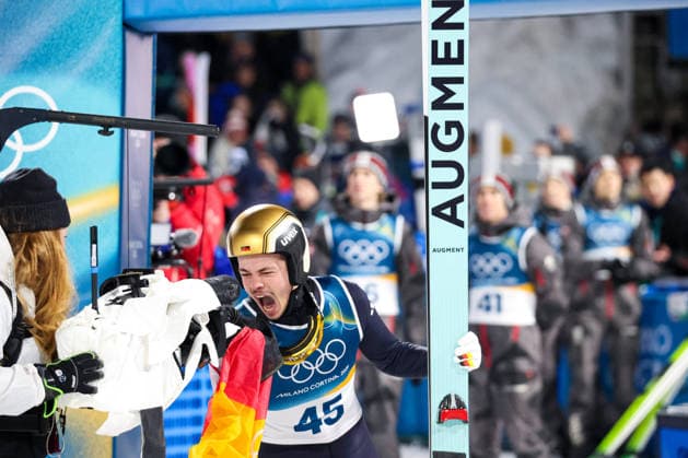 Predazzo, Italien 09. Februar 2026: Skispringen Einzel Normalschanze Männer - Olympia 2026 Im Bild: Philipp Raimund (GER) freut sich nach dem Ergebnis über seinen Olympiasieg und die Goldmedaille. Ski jumping, Skispringen, Ski, nordisch Stadium *** Predazzo, Italy 09 February 2026 Ski Jumping Individual Normal Hill Men Olympia 2026 In the picture Philipp Raimund GER is happy about his Olympic victory and the gold medal Ski Jumping Stadium after the result Copyright: xFotostandx xHettichx