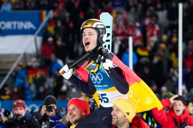 Predazzo, Italien 09. Februar 2026: Skispringen Einzel Normalschanze Männer - Olympia 2026 Im Bild: Philipp Raimund (GER) feiert seinen Olympiasieg und die Goldmedaille. Ski jumping, Skispringen, Ski, nordisch Stadium *** Predazzo, Italy 09 February 2026 Ski Jumping Individual Normal Hill Men Olympia 2026 In the picture Philipp Raimund GER celebrates his Olympic victory and the gold medal Ski Jumping Stadium Copyright: xFotostandx xHettichx