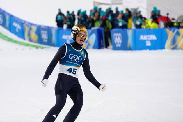 Predazzo, Italien 09. Februar 2026: Skispringen Einzel Normalschanze Männer - Olympia 2026 Im Bild: Philipp Raimund (GER) ballt die Fäuste nach seinem zweiten Durchgang. Ski jumping, Skispringen, Ski, nordisch Stadium *** Predazzo, Italy 09 February 2026 Ski Jumping Single Normal Hill Men Olympic Games 2026 In the picture Philipp Raimund GER clenches his fists after his second round Ski Jumping Stadium Copyright: xFotostandx xHettichx