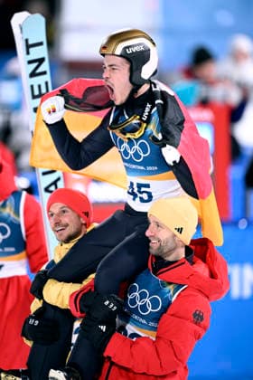 RAIMUND Philipp Team GER Olympiasieger Ski Springen der Maenner in Predazzo Olympics - Olympische Winterspiele 2026 Mailand - Cortina 06 - 22 Februar 2026 in Italien am 09.02.2026 in Predazzo *** RAIMUND Philipp Team GER Olympic Champion Mens Ski Jumping in Predazzo Olympics Olympic Winter Games 2026 Milan Cortina 06 22 February 2026 in Italy on 09 02 2026 in Predazzo Copyright: xx