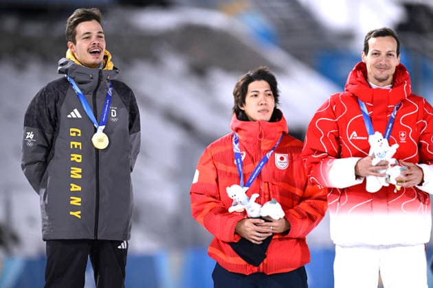 RAIMUND Philipp Team GER Olympiasieger bei der Siegerehrung Ski Springen der Maenner in Predazzo Olympics - Olympische Winterspiele 2026 Mailand - Cortina 06 - 22 Februar 2026 in Italien am 09.02.2026 in Predazzo *** RAIMUND Philipp Team GER Olympic Champion at the award ceremony Ski Jumping Men in Predazzo Olympics Olympic Winter Games 2026 Milan Cortina 06 22 February 2026 in Italy on 09 02 2026 in Predazzo Copyright: xx