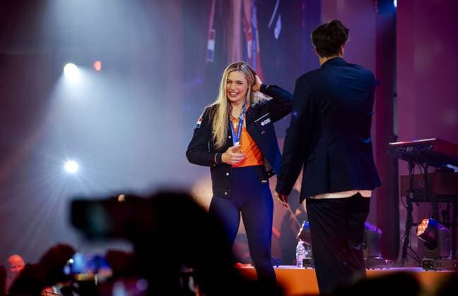MILAN - Speed skater Jutta Leerdam during the ceremony at TeamNL Huis. Leerdam brought the Netherlands its first gold medal at the Milan Olympic Games, Olympische Spiele, Olympia, OS The 27-year-old skater won the 1000 meters in an Olympic record of 1:12.31 at the Milan Speed skating, Eisschnelllauf Stadium. ROBIN VAN LONKHUIJSEN ANP xVIxANPxSportx xxANPxIVx 550188678 originalFilename: 550188678.jpg