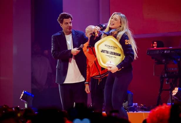MILAN - Speed skater Jutta Leerdam during the ceremony at TeamNL Huis. Leerdam brought the Netherlands its first gold medal at the Milan Olympic Games, Olympische Spiele, Olympia, OS The 27-year-old skater won the 1000 meters in an Olympic record of 1:12.31 at the Milan Speed skating, Eisschnelllauf Stadium. ROBIN VAN LONKHUIJSEN ANP xVIxANPxSportx xxANPxIVx 550188687 originalFilename: 550188687.jpg