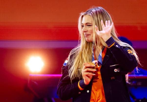MILAN - Speed skater Jutta Leerdam during the ceremony at TeamNL Huis. Leerdam brought the Netherlands its first gold medal at the Milan Olympic Games, Olympische Spiele, Olympia, OS The 27-year-old skater won the 1000 meters in an Olympic record of 1:12.31 at the Milan Speed skating, Eisschnelllauf Stadium. SEM VAN DER WAL ANP xVIxANPxSportx xxANPxIVx 550188855 originalFilename: 550188855.jpg