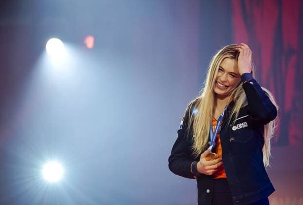 MILAN - Speed skater Jutta Leerdam during the ceremony at TeamNL Huis. Leerdam brought the Netherlands its first gold medal at the Milan Olympic Games, Olympische Spiele, Olympia, OS The 27-year-old skater won the 1000 meters in an Olympic record of 1:12.31 at the Milan Speed skating, Eisschnelllauf Stadium. ROBIN VAN LONKHUIJSEN ANP xVIxANPxSportx xxANPxIVx 550189285 originalFilename: 550189285.jpg