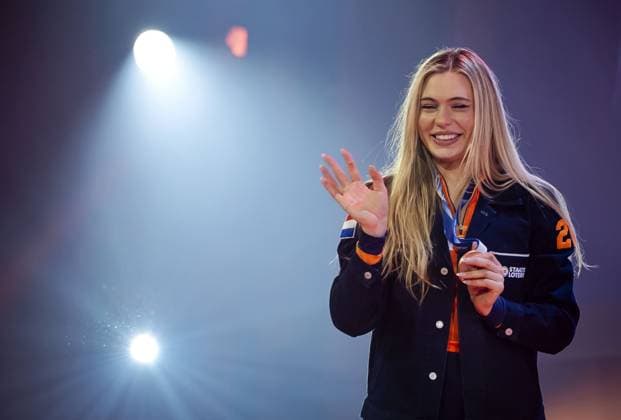 MILAN - Speed skater Jutta Leerdam during the ceremony at TeamNL Huis. Leerdam brought the Netherlands its first gold medal at the Milan Olympic Games, Olympische Spiele, Olympia, OS The 27-year-old skater won the 1000 meters in an Olympic record of 1:12.31 at the Milan Speed skating, Eisschnelllauf Stadium. ROBIN VAN LONKHUIJSEN ANP xVIxANPxSportx xxANPxIVx 550189292 originalFilename: 550189292.jpg