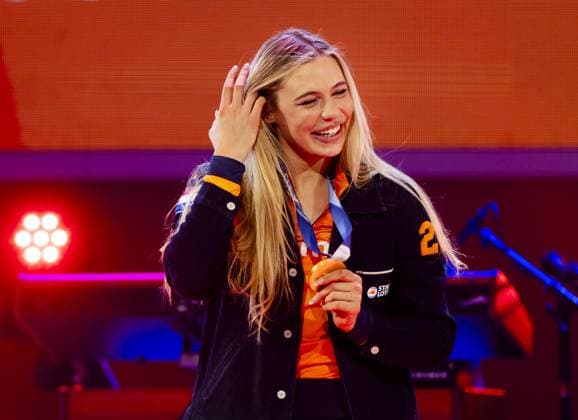 MILAN - Speed skater Jutta Leerdam during the ceremony at TeamNL Huis. Leerdam brought the Netherlands its first gold medal at the Milan Olympic Games, Olympische Spiele, Olympia, OS The 27-year-old skater won the 1000 meters in an Olympic record of 1:12.31 at the Milan Speed skating, Eisschnelllauf Stadium. SEM VAN DER WAL ANP xVIxANPxSportx xxANPxIVx 550189594 originalFilename: 550189594.jpg