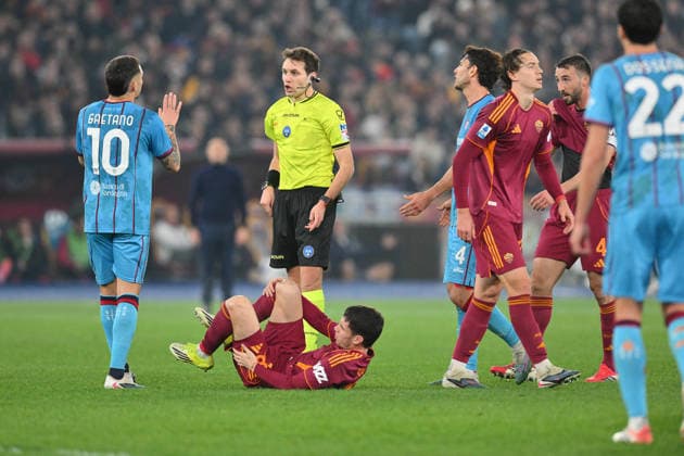 CALCIO - Serie A - AS Roma vs Cagliari Calcio Gianluca Gaetano of Cagliari Calcio talk to referee Matteo Marcenaro during the match of 24th day of the Serie A Championship between A.S.Roma and Cagliari at the Olimpico Stadium on Feb 9, 2026 in Rome, Italy. during AS Roma vs Cagliari Calcio, Italian soccer Serie A match in Rome, Italy, February 09 2026 Rome Italy  Copyright: xIPAxSport ABACAx