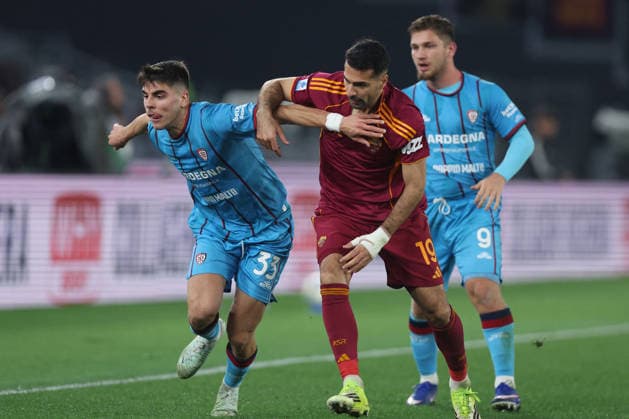 CALCIO - Serie A - AS Roma vs Cagliari Calcio Rome, Italy - February 9, 2026: Adam Obert of Cagliari, Zeki Celik of Roma seen in action during the Serie A Enilive 2025-2026 football match between AS Roma vs Cagliari Calcio at Olympic Stadium. Rome Italy  Copyright: xIPAxSport ABACAx