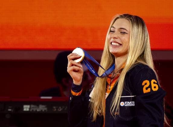 MILAN - Speed skater Jutta Leerdam during the ceremony at TeamNL Huis. Leerdam brought the Netherlands its first gold medal at the Milan Olympic Games, Olympische Spiele, Olympia, OS The 27-year-old skater won the 1000 meters in an Olympic record of 1:12.31 at the Milan Speed skating, Eisschnelllauf Stadium. SEM VAN DER WAL ANP xVIxANPxSportx xxANPxIVx 550190067 originalFilename: 550190067.jpg