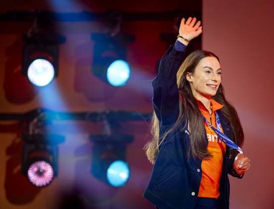 MILAN - Speed skater Femke Kok during the ceremony at the TeamNL House after winning silver in the 1000 meters at the Winter Olympics. SEM VAN DER WAL ANP xVIxANPxSportx xxANPxIVx 550190187 originalFilename: 550190187.jpg