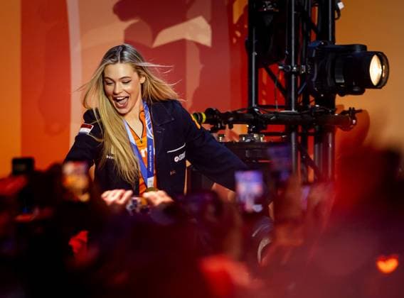MILAN - Speed skater Jutta Leerdam during the ceremony at TeamNL Huis. Leerdam brought the Netherlands its first gold medal at the Milan Olympic Games, Olympische Spiele, Olympia, OS The 27-year-old skater won the 1000 meters in an Olympic record of 1:12.31 at the Milan Speed skating, Eisschnelllauf Stadium. SEM VAN DER WAL ANP xVIxANPxSportx xxANPxIVx 550190215 originalFilename: 550190215.jpg