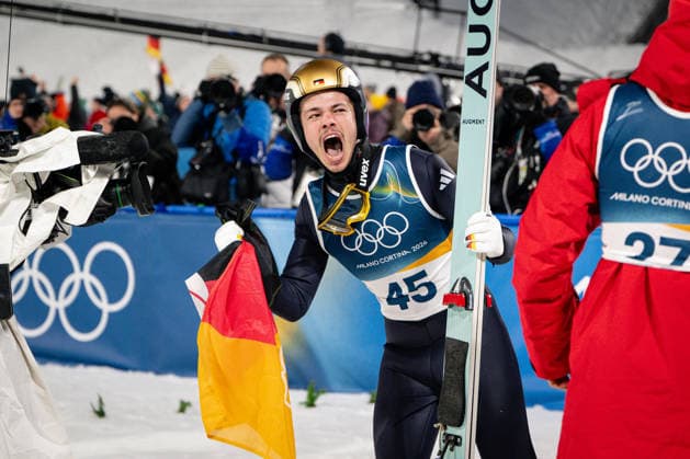 Philipp Raimund ( Deutschland ) celebrating his Gold Medal, Ski jumping, Skispringen, Ski, nordisch Men Normal Hill Milano Cortina 2026 Olympic Games, Olympische Spiele, Olympia, OS 09-02-2026 *** Philipp Raimund Germany celebrating his Gold Medal, Ski Jumping Men Normal Hill Milano Cortina 2026 Olympic Games 09 02 2026 Copyright: HMBxMedia MarcxNiemeyer