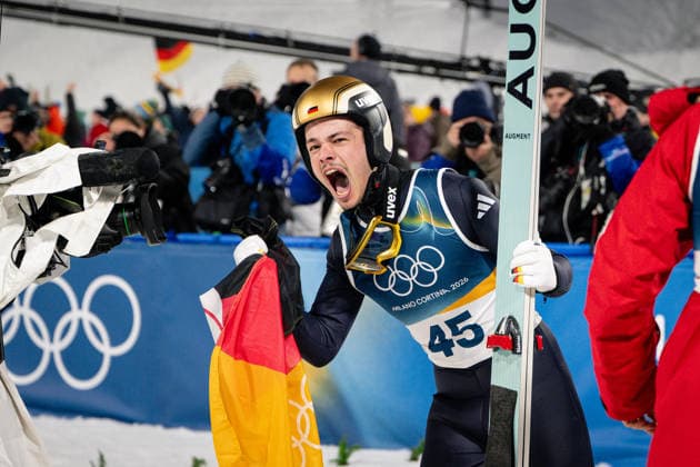 Philipp Raimund ( Deutschland ) celebrating his Gold Medal, Ski jumping, Skispringen, Ski, nordisch Men Normal Hill Milano Cortina 2026 Olympic Games, Olympische Spiele, Olympia, OS 09-02-2026 *** Philipp Raimund Germany celebrating his Gold Medal, Ski Jumping Men Normal Hill Milano Cortina 2026 Olympic Games 09 02 2026 Copyright: HMBxMedia MarcxNiemeyer