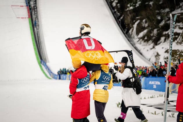 Philipp Raimund ( Deutschland ) celebrating his Gold Medal, Ski jumping, Skispringen, Ski, nordisch Men Normal Hill Milano Cortina 2026 Olympic Games, Olympische Spiele, Olympia, OS 09-02-2026 *** Philipp Raimund Germany celebrating his Gold Medal, Ski Jumping Men Normal Hill Milano Cortina 2026 Olympic Games 09 02 2026 Copyright: HMBxMedia MarcxNiemeyer