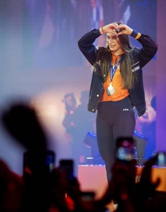 MILAN - Speed skater Femke Kok during the ceremony at the TeamNL House after winning silver in the 1000 meters at the Winter Olympics. ROBIN VAN LONKHUIJSEN ANP xVIxANPxSportx xxANPxIVx 550192730 originalFilename: 550192730.jpg