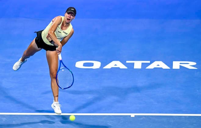 WTA, Tennis Damen QATAR TOTALENERGIES OPEN 2026-ROUND OF 32 Magda Linette of Poland competes in her Round of 32 match against Mirra Andreeva of Russia during the WTA Qatar TotalEnergies Open 2026 tennis tournament at the Khalifa International Tennis Complex in Doha, Qatar, on February 9, 2026. DOHA Qatar Copyright: xNOUSHADx