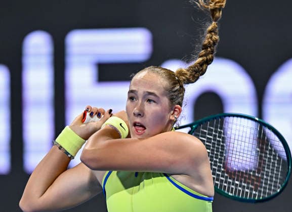 WTA, Tennis Damen QATAR TOTALENERGIES OPEN 2026-ROUND OF 32 Mirra Andreeva of Russia competes in her Round of 32 match against Magda Linette of Poland during the WTA Qatar TotalEnergies Open 2026 tennis tournament at the Khalifa International Tennis Complex in Doha, Qatar, on February 9, 2026. DOHA Qatar Copyright: xNOUSHADx
