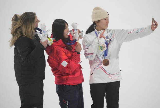 Gold medalist Kokomo Murase of Japan (C), silver medalist Zoi Sadowski Synnott of New Zealand (L) and.bronze medalist Seungeun Yu of South Korea take a selfie on the podium after the Women s Snowboard Big Air competition at the Milano Cortina 2026 Winter Olympic Games, Olympische Spiele, Olympia, OS in Livigno, Italy, on Monday, February 9, 2026.  OLY20260209891df BOBxSTRONG
