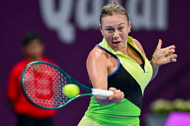 WTA, Tennis Damen Qatar TotalEnergies Open 2026-round of 32 in Doha - 09 Feb 2026 Amanda Anisimova of the United States plays against Karolina Pliskova of the Czech Republic (Not in picture) during their round of 32 match at the WTA Qatar TotalEnergies Open 2026 tennis tournament at the Khalifa International Tennis Complex. Karolina Pliskova won the match after Amanda Anisimova retired, with the score 7-5, 6-7, 4-1. Doha Qatar Copyright: xNoushadxVariyattiyakkalx xSOPAxImagesx NVRITYAKAL3-016