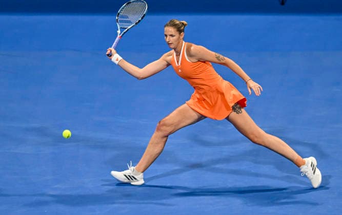 February 9, 2026, Doha, Qatar: Karolina Pliskova of the Czech Republic plays against Amanda Anisimova of the United States (Not in picture) during their round of 32 match at the WTA, Tennis Damen Qatar TotalEnergies Open 2026 tennis tournament at the Khalifa International Tennis Complex. Karolina Pliskova won the match after Amanda Anisimova retired, with the score 7-5, 6-7, 4-1. Doha Qatar - ZUMAs197 20260209_aaa_s197_188 Copyright: xNoushadxVariyattiyakkalx