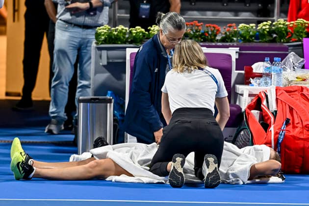 February 9, 2026, Doha, Qatar: Amanda Anisimova of the United States receives medical assistance during round of 32 match against Karolina Pliskova of the Czech Republic (not pictured) at the WTA, Tennis Damen Qatar TotalEnergies Open 2026 tennis tournament at the Khalifa International Tennis Complex. Karolina Pliskova won the match after Amanda Anisimova retired, with the score 7-5, 6-7, 4-1. WTA Qatar TotalEnergies Open 2026-Round Of 32 In Doha - 09 Feb 2026  - ZUMAs197 20260209_aaa_s197_190 Copyright: xNoushadxVariyattiyakkalx