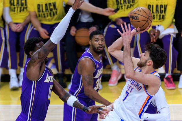 February 9, 2026, Los Angeles, California, USA: Chet Holmgren 7 of the Oklahoma City Thunder makes a fadeaway shot as Deandre Ayton 5 of the Los Angeles Lakers defends the basket during their regular season NBA, Basketball Herren, USA game on Monday February 9, 2026 at Crypto.com Arena in Los Angeles, California. ARIANA RUIZ PI Los Angeles USA - ZUMAp124 20260209_zaa_p124_007 Copyright: xArianaxRuizx