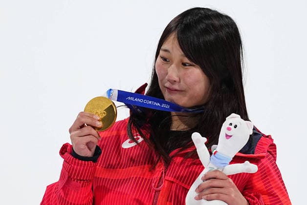 260209 -- LIVIGNO, Feb. 9, 2026 -- Gold medalist Murase Kokomo of Japan reacts during the awarding ceremony of the snowboard women s big air at the Milan-Cortina 2026 Olympic Winter games, Winterspiele,Spiele, Summer games in Livigno, Italy, Feb. 9, 2026. MICO2026ITALY-LIVIGNO-OLYMPIC WINTER GAMES-SNOWBOARD-WOMEN S BIG AIR-FINAL WuxHuiwo  (MICO2026)ITALY-LIVIGNO-OLYMPIC WINTER GAMES-SNOWBOARD-WOMEN S BIG AIR-FINAL IMAGO WuxHuiwo  imago images 0847199011