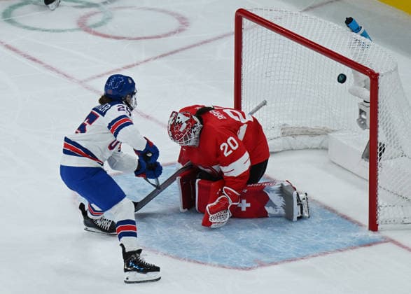 (260210) -- MILAN, Feb. 10, 2026 -- Alex Carpenter (L) of the United States shoots to score during the Ice hockey, Eishockey women s preliminary round group A match between Switzerland and the United States at the Milan-Cortina 2026 Olympic Winter games, Winterspiele,Spiele, Summer games in Milan, Italy, Feb. 9, 2026. ) (MICO2026)ITALY-MILAN-OLYMPIC WINTER GAMES-ICE HOCKEY-WOMEN-PRELIMINARY-SUI VS USA ZhangxHaofu 