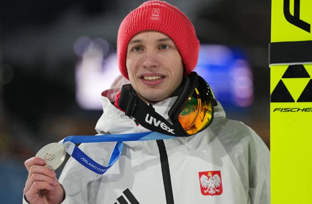 (260210) -- PREDAZZO, Feb. 10, 2026 -- Silver medalist Kacper Tomasiak of Poland poses for photos with the medal during the awarding ceremony for the Ski jumping, Skispringen, Ski, nordisch Men s Normal Hill Individual of the 2026 Milan-Cortina Winter Olympics in Predazzo, Italy, Feb. 9, 2026. ) (MICO2026)ITALY-PREDAZZO-MILAN-OLYMPIC Winter games, Winterspiele,Spiele, Summer games SKI JUMPING-MEN S NORMAL HILL INDIVIDUAL-AWARDING CEREMONY MengxYongmin 
