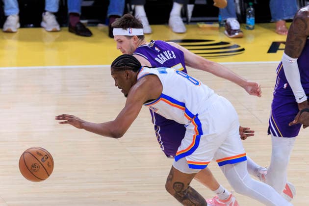 February 9, 2026, Los Angeles, California, USA: Jalen Williams 8 of the Oklahoma City Thunder steals the ball from Austin Reaves 15 of the Los Angeles Lakers during their regular season NBA, Basketball Herren, USA game on Monday February 9, 2026 at Crypto.com Arena in Los Angeles, California. ARIANA RUIZ PI Los Angeles USA - ZUMAp124 20260209_zaa_p124_012 Copyright: xArianaxRuizx