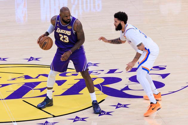February 9, 2026, Los Angeles, California, USA: Kenrich Williams 34 of the Oklahoma City Thunder guards LeBron James 23 of the Los Angeles Lakers during their regular season NBA, Basketball Herren, USA game on Monday February 9, 2026 at Crypto.com Arena in Los Angeles, California. ARIANA RUIZ PI Lakers Vs. Thunder  - ZUMAp124 20260209_zaa_p124_014 Copyright: xArianaxRuizx