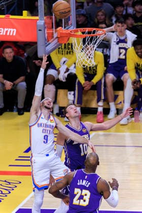 February 9, 2026, Los Angeles, California, USA: Alex Caruso 9 of the Oklahoma City Thunder makes an under the basket shot as Luke Kennard 10 and LeBron James 23 of the Los Angeles Lakers defend during their regular season NBA, Basketball Herren, USA game on Monday February 9, 2026 at Crypto.com Arena in Los Angeles, California. ARIANA RUIZ PI Lakers Vs. Thunder  - ZUMAp124 20260209_zaa_p124_017 Copyright: xArianaxRuizx