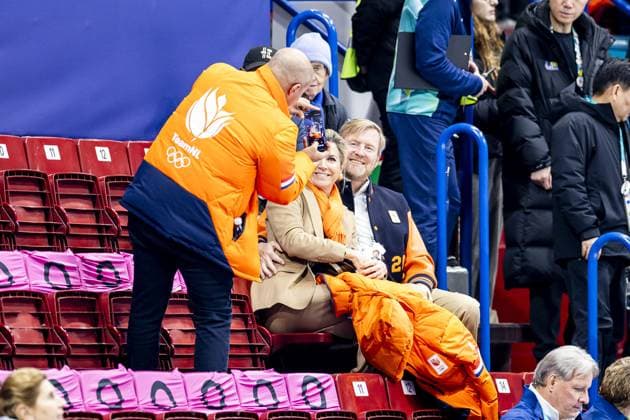 MILAN - Queen Maxima and King Willem-Alexander in the stands of the Milan Ice Skating Area during the women s 500-meter qualifying event at the Winter Olympics. ROBIN VAN LONKHUIJSEN ANP xVIxANPxSportx xxANPxIVx 550223213 originalFilename: 550223213.jpg