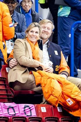 MILAN - Queen Maxima and King Willem-Alexander in the stands of the Milan Ice Skating Area during the women s 500-meter qualifying event at the Winter Olympics. ROBIN VAN LONKHUIJSEN ANP xVIxANPxSportx xxANPxIVx 550223220 originalFilename: 550223220.jpg