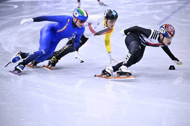 Belgian shorttrack skater Stijn Desmet (C) pictured in action during the Men 1000m heats in the Short Track Speed skating, Eisschnelllauf competition at the Milano Cortina 2026 Olympic Winter games, Winterspiele,Spiele, Summer games on Tuesday 10 February 2026 in Milan, Italy. The XXV Winter Olympics take place from 6 to 22 February 2026 in Italy. JASPERxJACOBS  x162349941x