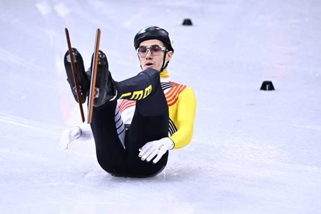 Belgian shorttrack skater Stijn Desmet falls during the Men 1000m heats in the Short Track Speed skating, Eisschnelllauf competition at the Milano Cortina 2026 Olympic Winter games, Winterspiele,Spiele, Summer games on Tuesday 10 February 2026 in Milan, Italy. The XXV Winter Olympics take place from 6 to 22 February 2026 in Italy. JASPERxJACOBS  x162351697x