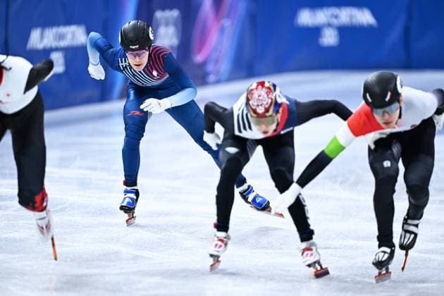French Etienne Bastier (L) pictured in action during the Men 1000m heats in the Short Track Speed skating, Eisschnelllauf competition at the Milano Cortina 2026 Olympic Winter games, Winterspiele,Spiele, Summer games on Tuesday 10 February 2026 in Milan, Italy. The XXV Winter Olympics take place from 6 to 22 February 2026 in Italy. JASPERxJACOBS  x162354408x