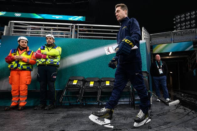 260210 Head coach Sam Hallam of Sweden ahead of an Ice hockey, Eishockey practice session during day 4 of the 2026 Winter Olympics on February 10, 2026 in Milan. Photo: Carl Sandin BILDBYRAN kod CS CS0866 ishockey ice hockey Olympic Games, Olympische Spiele, Olympia, OS olympics winter olympics os ol olympiska spel vinter-os olympiske leker milano cortina 2026 milan cortina 2026 milano cortina 2026 olympic games milano cortina 2026 winter olympic games milano cortina-os milano cortina-ol vinter-ol 4 bbeng sverige sweden *** 260210 Head coach Sam Hallam of Sweden ahead of an ice hockey practice session during day 4 of the 2026 Winter Olympics on February 10, 2026 in Milan Photo Carl Sandin BILDBYRAN code CS CS0866 ice hockey olympic games olympics winter olympics os ol olympiska spel vinter os olympiske leker milano cortina 2026 milan cortina 2026 milano cortina 2026 olympic games milano cortina 2026 winter olympic games milano cortina os milano cortina ol vinter ol 4 bbeng sverige sweden  Copyright: CARLxSANDIN BB260210CS005