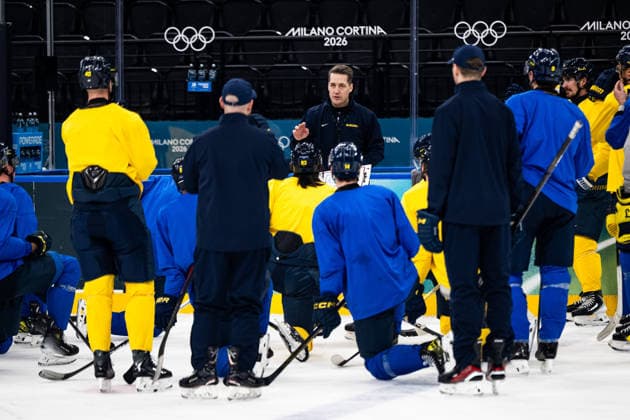 260210 Head coach Sam Hallam of Sweden at an Ice hockey, Eishockey practice session during day 4 of the 2026 Winter Olympics on February 10, 2026 in Milan. Photo: Carl Sandin BILDBYRAN kod CS CS0866 ishockey ice hockey Olympic Games, Olympische Spiele, Olympia, OS olympics winter olympics os ol olympiska spel vinter-os olympiske leker milano cortina 2026 milan cortina 2026 milano cortina 2026 olympic games milano cortina 2026 winter olympic games milano cortina-os milano cortina-ol vinter-ol 4 bbeng sverige sweden *** 260210 Head coach Sam Hallam of Sweden at an ice hockey practice session during day 4 of the 2026 Winter Olympics on February 10, 2026 in Milan Photo Carl Sandin BILDBYRAN code CS CS0866 ice hockey olympic games olympics winter olympics os ol olympiska spel vinter os olympiske leker milano cortina 2026 milan cortina 2026 milano cortina 2026 olympic games milano cortina 2026 winter olympic games milano cortina os milano cortina ol vinter ol 4 bbeng sverige sweden  Copyright: CARLxSANDIN BB260210CS014