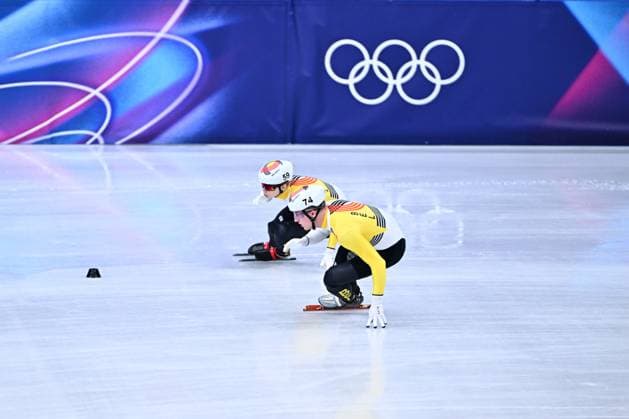 Belgian shorttrack skater Tineke den Dulk and Belgian shorttrack skater Ward Petre pictured in action during the quarterfinals of the Mixed Team Relay of the Short Track Speed skating, Eisschnelllauf competition at the Milano Cortina 2026 Olympic Winter games, Winterspiele,Spiele, Summer games on Tuesday 10 February 2026 in Milan, Italy. The XXV Winter Olympics take place from 6 to 22 February 2026 in Italy. JASPERxJACOBS  x162364362x